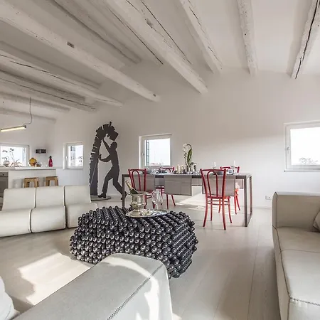 アパート San Lorenzo Luxury Penthouse ヴェネツィア